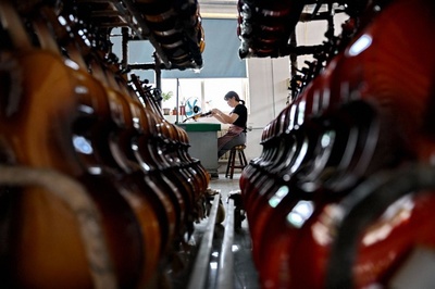 镜观·回响丨中华文化迸发赋能发展之力 乐器修复中的传承与创新